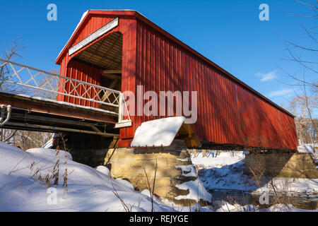 Die "Rote Brücke" in Princeton, Illinois an einem Wintermorgen. Stockfoto