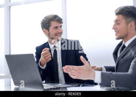 Kollegen füllen wichtige Dokumente Stockfoto