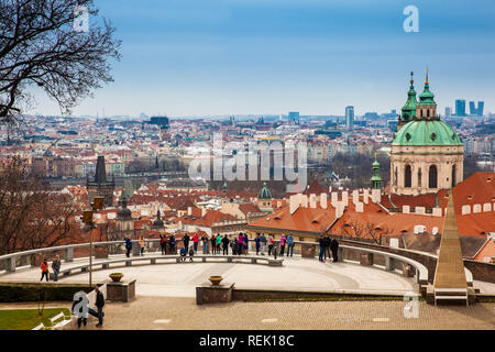 Prag, tschechische Republik - April 2018: Touristen auf der Prager Altstadt aus der Sicht der Prager Burg Stockfoto