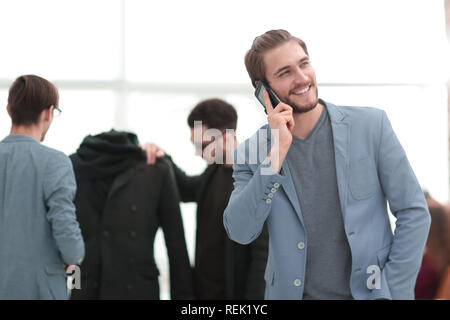 Designer sprechen über ein Handy in seinem Studio Stockfoto