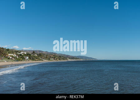 Panoramablick von Malibu Küste von einem Pier in Paradise Cove, Malibu, Kalifornien genommen, auf einer sehr klaren Wintertag Stockfoto
