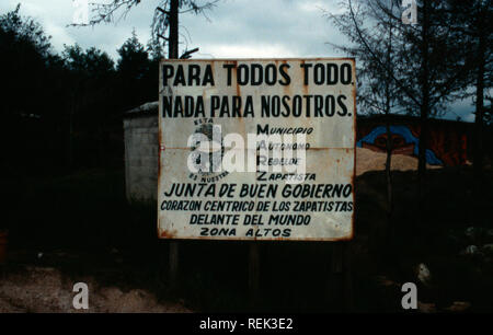 Einer für alle, alle für Einen die beste Übersetzung von ein Zeichen der Verkündigung des modernen zapatistischen Bewegung in Oventic, Chiapas, Mexiko. Stockfoto