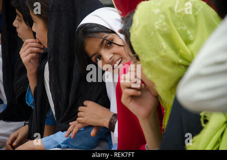 Eine schule mädchen Einblicke in die Kamera im Scholl in der kpk Pakistan Stockfoto