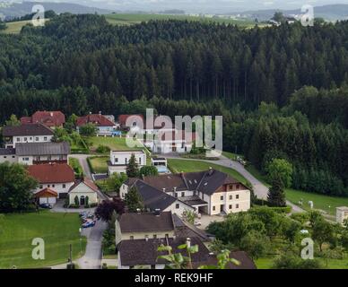 Die wunderschöne Hügellandschaft rund um Bad Kreuzen, Österreich. Stockfoto