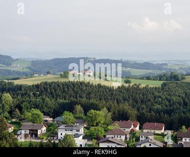 Die wunderschöne Hügellandschaft rund um Bad Kreuzen, Österreich. Stockfoto