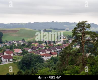 Die wunderschöne Hügellandschaft rund um Bad Kreuzen, Österreich. Stockfoto