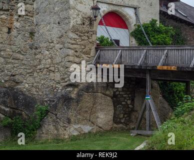 Die zugbrücke Eingang zum Schloss in Bad Kreuzen, Österreich. Stockfoto