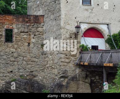 Die zugbrücke Eingang zum Schloss in Bad Kreuzen, Österreich. Stockfoto