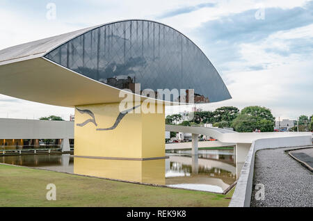 Curitiba - PR, Brasilien - Dezember 16, 2018: Museum - Museu Oscar Niemeyer - MO - auch als Auge Museum - Museu do Olho bekannt. Die größte muse Als Stockfoto