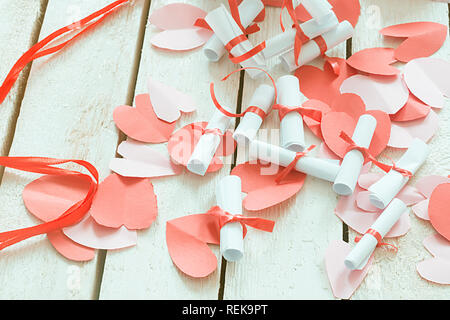 Valentinstag Konzept. Geöffnet Datum Jar mit Wünschen oder Wünsche und Papier Herzen auf Holz Stockfoto
