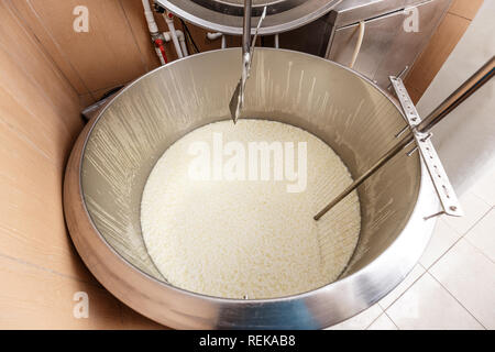 Kochen Milch in einem Kupfer Tank für die Käseherstellung Stockfoto