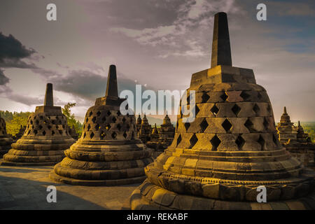 Stupas auf der Oberseite der Borobudur Tempel an einem bewölkten Abend Stockfoto