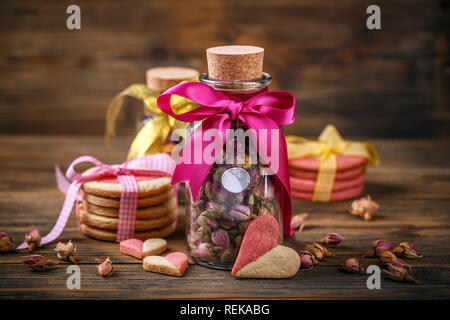 Rose buds Tee im Glas und herzförmige Plätzchen Stockfoto