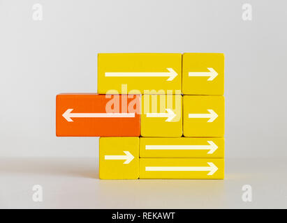 Einzigartige verschiedene Pfeil auf Holzklötze Spielzeug, anderen Führung Konzept Stockfoto