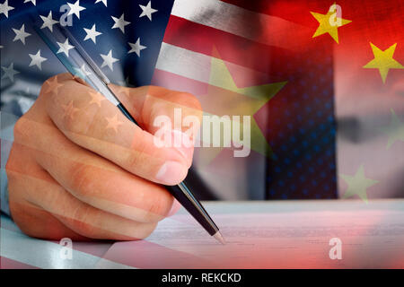Die offizielle Unterzeichnung einer Vereinbarung in einer Nahaufnahme auf seine Hand auf den amerikanischen und chinesischen Flaggen in einem konzeptionellen zusammengesetzten Bild überlagert Stockfoto