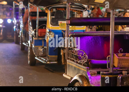 Mueang Chiang Mai, Chiang Mai, Thailand - 05. Januar 2019: Tuk-Tuks warteten auf Passagiere außerhalb des Nachtmarktes. Stockfoto