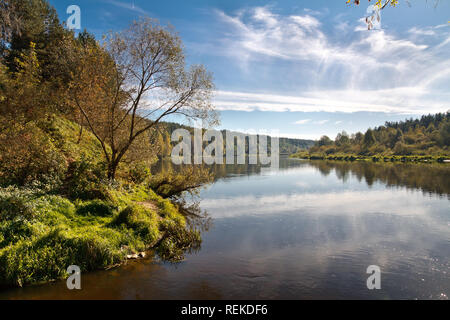 Landschaft einer schönen breiten Fluss an einem sonnigen Tag Stockfoto