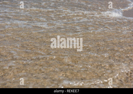 Schaum des Meeres im Sand Stockfoto