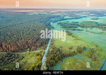 Luftaufnahme Landschaft im Sommer Abend Stockfoto