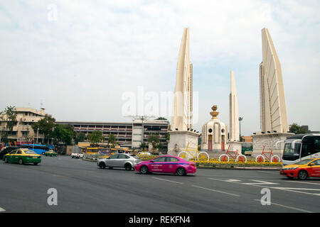 Bangkok Thailand Dez 23 2018 streetscene des Verkehrs an der Demokratie Denkmal Stockfoto