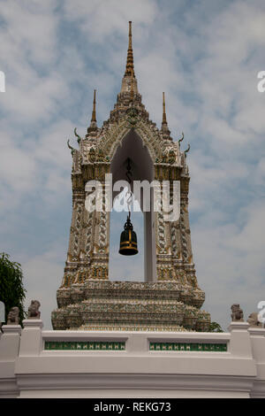 Bangkok Thailand, verzierte Glockenturm im Wat Pho Stockfoto