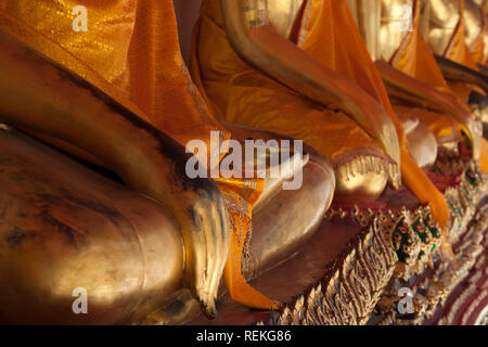 Bangkok Thailand, Nahaufnahme der Hand der Reihe von sitzenden goldenen Buddha Statuen in den Kreuzgang im Wat Pho Stockfoto