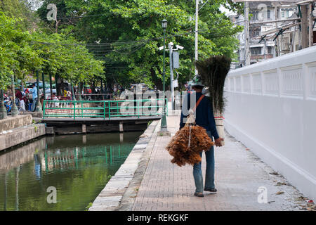 Bangkok, Thailand, 23.Dezember 2018, Straßenhändler verkaufen Staubwedel und Pfauenfedern Stockfoto