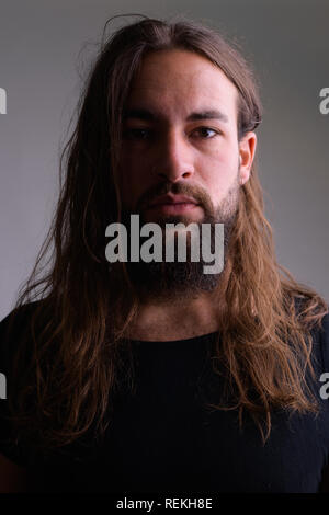 Gesicht der Jungen gut aussehenden bärtigen Mann mit langem Haar Stockfoto