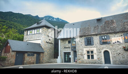 Saint-Lary-Soulan, Frankreich - 20. August 2018: die architektonischen Details der Heritage House im Zentrum der Stadt im Sommer Stockfoto