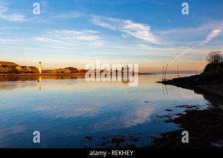 Blick von Ferryden auf den Fluss South Esk gegen Glaxo Fabrik, auf einen Punkt im Osten von Montrose. Stockfoto