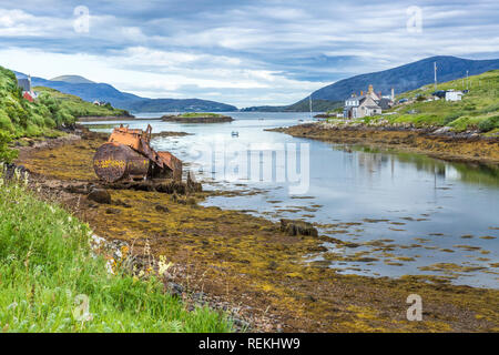 Meerblick mit dem Kontrast der traditionellen Cottages und einem rostigen Schiffswrack, von der Insel Scalpay, Äußere Hebriden, Schottland, Großbritannien Stockfoto