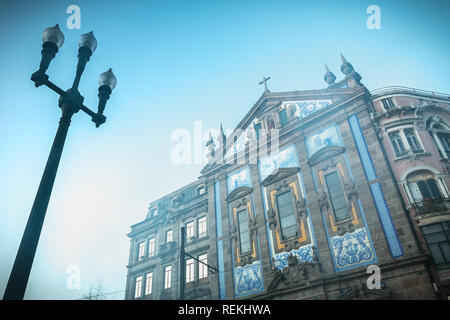 Porto, Portugal - 30. November 2018: architektonische Detail der Fassade der Santo Antonio dos Congregados Kirche im historischen Zentrum der Stadt auf einem f Stockfoto