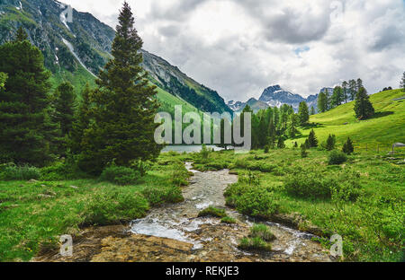 Panorama von Lai da Palpuogna / Palpuognasee, Bergsee. Gelegen am Albula Pass, Bergün, im Graubünden, Schweiz Stockfoto