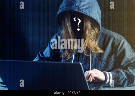 Anonyme Mädchen hacker Programmierer verfügt über ein Notebook, das System zu hacken. Diebstahl persönlicher Daten. Schaffung und Infektion der bösartigen Virus. Das Konzept der c Stockfoto