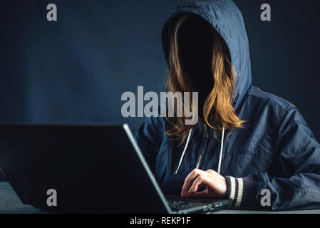 Anonyme Mädchen hacker Programmierer verfügt über ein Notebook, das System zu hacken. Diebstahl persönlicher Daten. Schaffung und Infektion der bösartigen Virus. Das Konzept der c Stockfoto