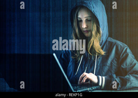 Mädchen Hacker verwendet ein Laptop das System zu hacken. Diebstahl persönlicher Daten. Schaffung und Infektion der bösartigen Virus. Das Konzept der Internetkriminalität und hackin Stockfoto