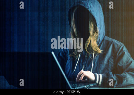 Anonyme Mädchen hacker Programmierer verfügt über ein Notebook, das System zu hacken. Diebstahl persönlicher Daten. Schaffung und Infektion der bösartigen Virus. Das Konzept der c Stockfoto