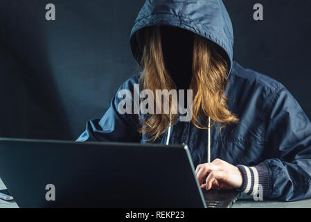 Anonyme Mädchen hacker Programmierer verfügt über ein Notebook, das System zu hacken. Diebstahl persönlicher Daten. Schaffung und Infektion der bösartigen Virus. Das Konzept der c Stockfoto