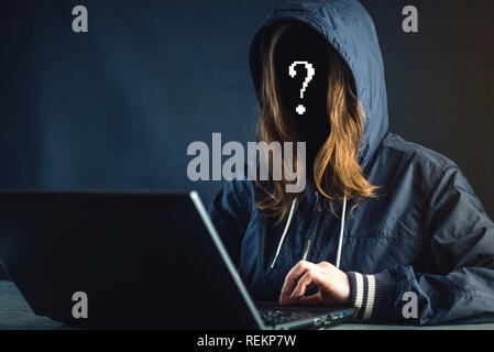 Anonyme Mädchen hacker Programmierer verfügt über ein Notebook, das System zu hacken. Diebstahl persönlicher Daten. Schaffung und Infektion der bösartigen Virus. Das Konzept der c Stockfoto