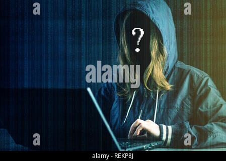 Anonyme Mädchen hacker Programmierer verfügt über ein Notebook, das System zu hacken. Diebstahl persönlicher Daten. Schaffung und Infektion der bösartigen Virus. Das Konzept der c Stockfoto