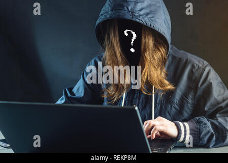 Anonyme Mädchen hacker Programmierer verfügt über ein Notebook, das System zu hacken. Diebstahl persönlicher Daten. Schaffung und Infektion der bösartigen Virus. Das Konzept der c Stockfoto