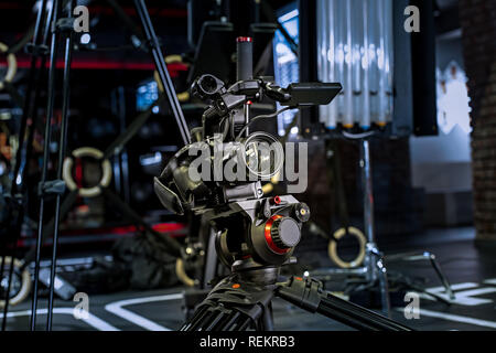 Video Erstellung Prozess backstage Konzept. vor der Aufzeichnung eines Videos Blog. Winkel Auswahl. Vorbereitung der Lage. Moderne Ausstattung Konzept Stockfoto