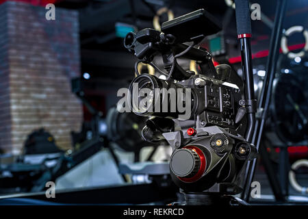 Video Erstellung Prozess backstage Konzept. vor der Aufzeichnung eines Videos Blog. Winkel Auswahl. Vorbereitung der Lage. Moderne Ausstattung Konzept Stockfoto