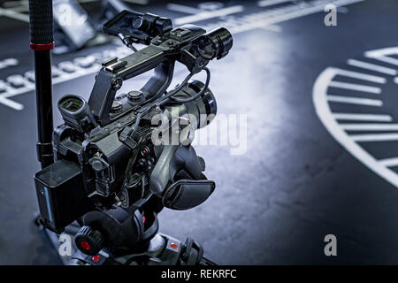 Video Erstellung Prozess backstage Konzept. vor der Aufzeichnung eines Videos Blog. Winkel Auswahl. Vorbereitung der Lage. Moderne Ausstattung Konzept Stockfoto