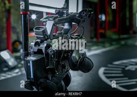 Video Erstellung Prozess backstage Konzept. vor der Aufzeichnung eines Videos Blog. Winkel Auswahl. Vorbereitung der Lage. Moderne Ausstattung Konzept Stockfoto