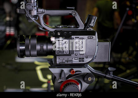 Video Erstellung Prozess backstage Konzept. vor der Aufzeichnung eines Videos Blog. Winkel Auswahl. Vorbereitung der Lage. Moderne Ausstattung Konzept Stockfoto