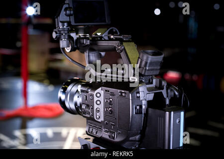 Video Erstellung Prozess backstage Konzept. vor der Aufzeichnung eines Videos Blog. Winkel Auswahl. Vorbereitung der Lage. Moderne Ausstattung Konzept Stockfoto