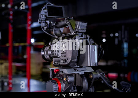 Video Erstellung Prozess backstage Konzept. vor der Aufzeichnung eines Videos Blog. Winkel Auswahl. Vorbereitung der Lage. Moderne Ausstattung Konzept Stockfoto