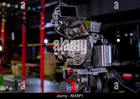 Video Erstellung Prozess backstage Konzept. vor der Aufzeichnung eines Videos Blog. Winkel Auswahl. Vorbereitung der Lage. Moderne Ausstattung Konzept Stockfoto