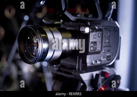 Video Erstellung Prozess backstage Konzept. vor der Aufzeichnung eines Videos Blog. Winkel Auswahl. Vorbereitung der Lage. Moderne Ausstattung Konzept Stockfoto